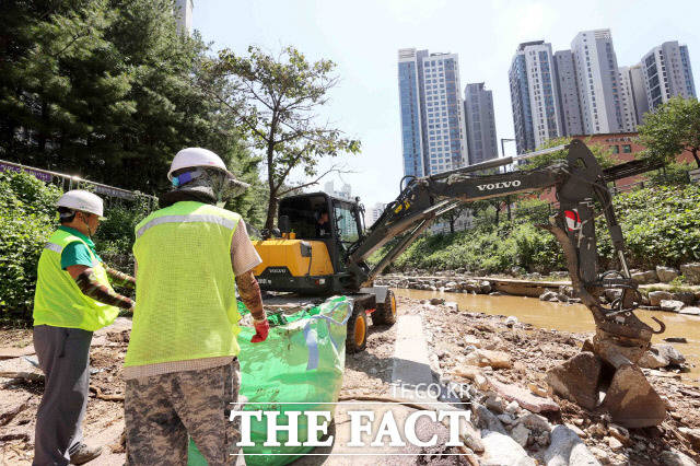 지난달 28일 폭우로 피해를 입은 경기 용인시 동천동 산책로에서 복구작업을 하고 있는 모습/용인시 제공