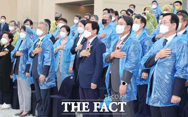 문재인 전 대통령 부부와 박완수 경남도지사, 홍태용 김해시장 등이 1일 경남 김해 봉하마을에서 열린 깨어있는시민 문화체험전시관 개관식에 참석했다./경남도 제공