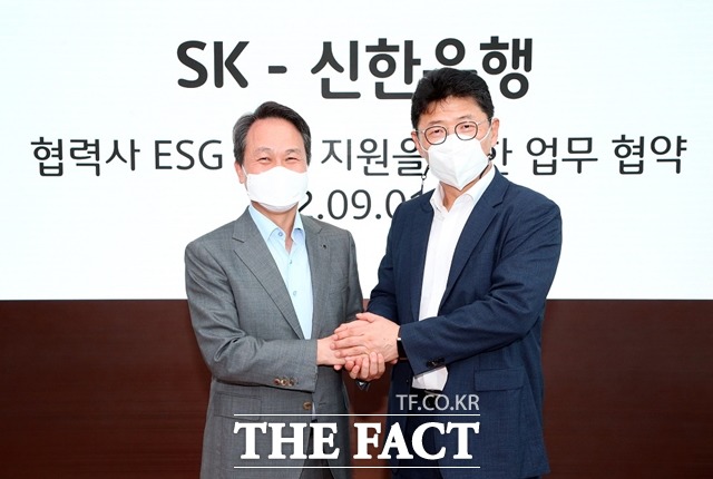 서울시 중구 소재 SK서린빌딩에서 ‘ESG 협력에 관한 업무협약’을 체결하고 신한은행 진옥동 은행장(왼쪽)과 SK 수펙스추구협의회 SV위원회 이형희 위원장이 기념사진을 촬영하고 있다. /신한은행 제공
