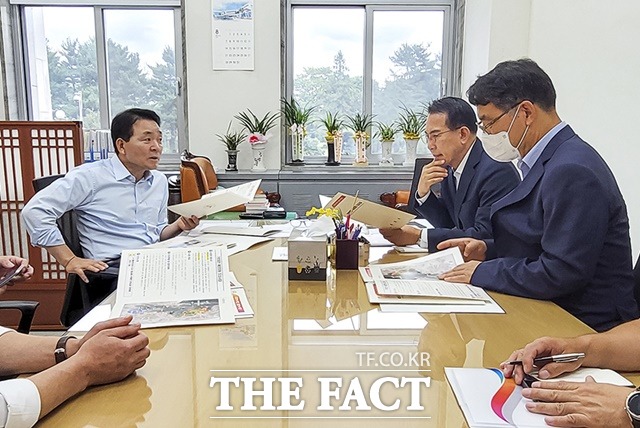 지난 31일 국민의힘 정책위의장실에서 이완섭 서산시장과 성일종 정책위의장(왼쪽)이 지역 현안에 대해 논의하고 있다. / 서산시 제공