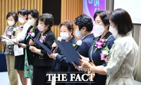  최초의 여성권리선언인 여권통문 낭독하는 수상자들 [포토]