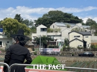  '문재인 개XX' 文 사저 앞 욕설 시위 안정권 구속영장…이재명 비방 혐의