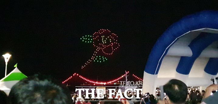 지난 1일 고흥 녹동항에서 열린 녹동바다불꽃축제 개막식에서 드론쇼를 펼쳐보여 방문객과 군민들에게 큰 호응을 얻었다. 드론이 고흥의 상징화인 동백꽃을 연출하고 있다. /고흥군 제공