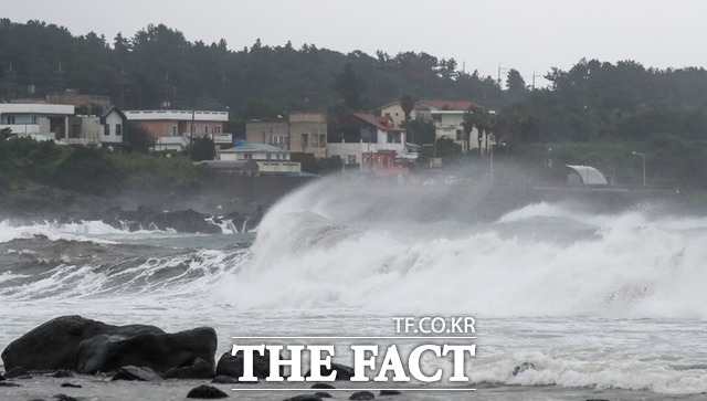 제11호 태풍 힌남노(Hinnamnor)가 6일 경남 남해안에 상륙할 것으로 보인다. 당초 예상보다 태풍 경로가 북쪽으로 조정되면서 부산과 남해안 일대를 관통할 것으로 전망된다./뉴시스