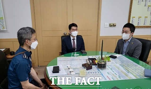 이형섭 국민의힘 의정부시을 당협위원장(가운데)과 최병선 경기도의원(우측)이 이병우 의정부경찰서장(좌측)과 어린이 통학로 안전과 관련한 간담회를 하는 모습. /국민의힘 의정부시을 당원협의회 제공