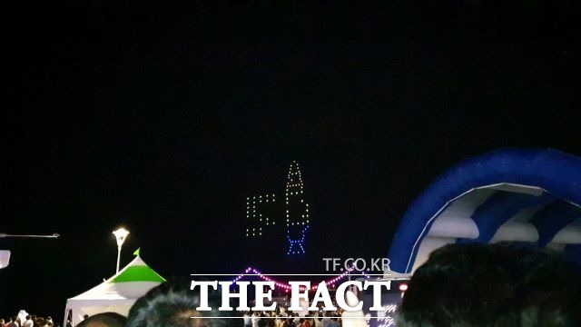 고흥군의 우수항공산업 육성의 취지를 살려 드론 수십대가 누리호 형상을 펼쳐보이고 있다. /고흥군 제공
