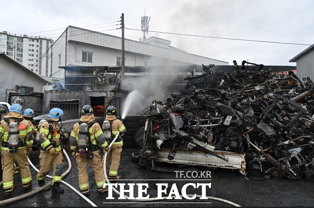 대구 동구의 한 창고에서 불이 나 1명이 다치고, 192만원의 재산피해가 났다. /대구동부소방서 제공