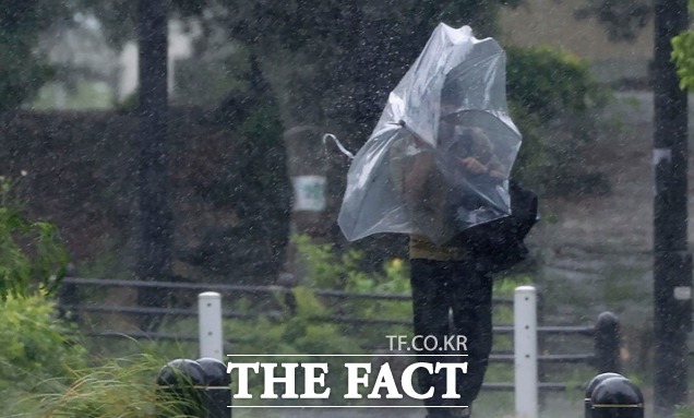 4일 제11호 태풍 힌남노의 영향권에 들어간 일본 오키나와에서는 대규모 피난 지시가 내려지고 주택 수천 채가 정전됐다. 사진은 태풍을 피해 걷고 있는 오키나와 시민의 모습. /오키나와=AP.뉴시스