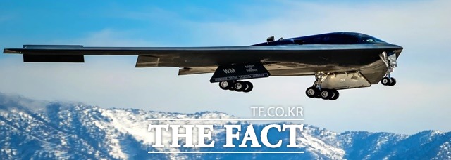 미공군 B-2 스텔스 폭격기가 비행하고 있다. /노드롭그루먼