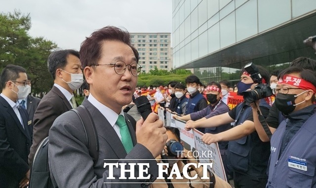 강석훈 산업은행 회장은 최근 윤석열 대통령의 대선 공약인 산업은행의 부산 이전과 관련 신속히 추진하겠다는 의지를 밝혔다. 사진은 지난 6월 16일 강석훈 산업은행 회장이 노조에 가로막혀 출근을 저지당하던 모습. /정소양 기자