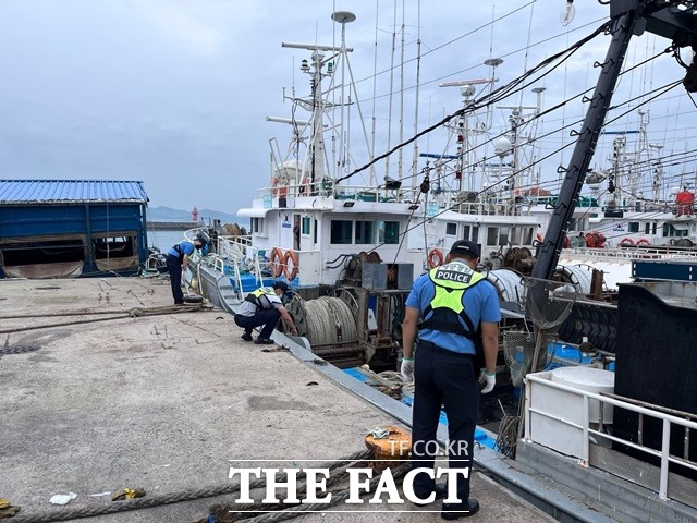 사천해경은 제11호 태풍 ‘힌남노’가 북상함에 따라 지역구조본부 3단계로 격상하고 주요 피항지 현장점검을 하고 있다./사천해경 제공