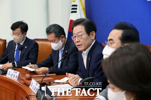 더불어민주당은 윤석열 대통령을 허위사실 공표 혐의로 고발하기로 했다고 밝혔다. 지난달 31일 국회에서 열린 최고위원회의에서 발언하고 있는 이재명 민주당 대표. /이새롬 기자