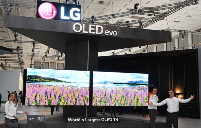 LG전자는 IFA 2022에서 97형 올레드 에보 갤러리 에디션과 4K 해상도의 136형 마이크로 LED 제품 등 초대형 TV를 공개하며 TV 시장 경쟁력을 강조했다. /LG전자 제공