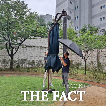 태풍에 대비해 놀이터에 있는 차양막을 접고 있다. / 대전시 제공