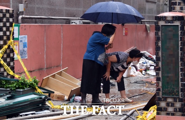 지난달 9일 서울 관악구 신림동 주민들이 전날 쏟아진 폭우로 인한 피해를 살펴보고 있다. /이새롬 기자