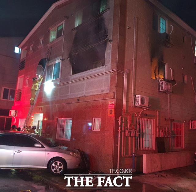 5일 새벽, 김해시 진영읍 한 빌라 2층에서 불이나 출동한 소방당국이 주민들을 대피시키고 있다./경남소방본부 제공