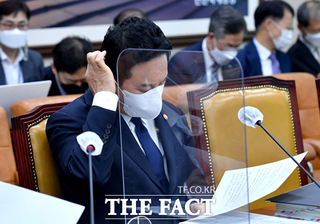 원희룡 국토교통부 장관이 5일 서울 여의도 국회에서 열린 국토교통위원회 전체회의에서 머리를 만지고 있다.