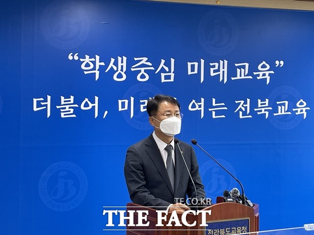 서거석 전북교육감의 동료 교수 폭행 의혹과 관련, 피해 당사자로 지목된 이귀재 전북대학교 교수가 5일 전북교육청에서 기자회견을 열고 폭행 사실이 없었다고 밝혔다. 사진=김도우 기자