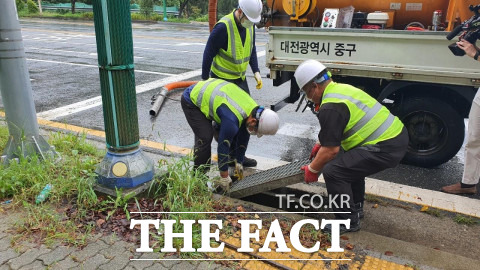 구청 직원들이 도로변 빗물받이 배수구를 점검하고 있다. / 대전시 제공