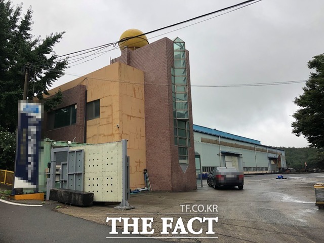 A업체가 폐기물을 무단으로 성토하다 적발됐다. /포항=안병철 기자