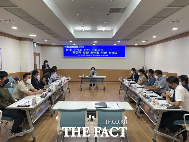 강진군이 주유소 유류 판매가격과 관련 간담회를 가졌다/강진군 제공