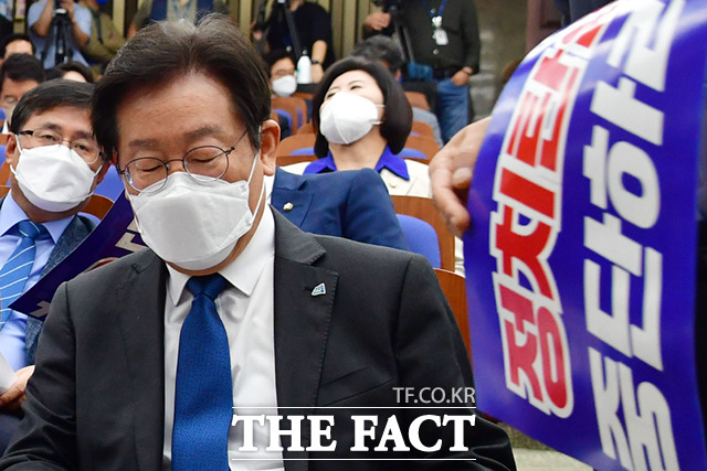 더불어민주당은 이재명 당대표 검찰 불출석으로 중지를 모았다고 밝혔다. 김건희 여사 특검법도 추인하기로 했다. 이 대표가 5일 서울 여의도 국회에서 열린 비상 의원총회에서 자료를 확인하고 있다. /국회=이새롬 기자