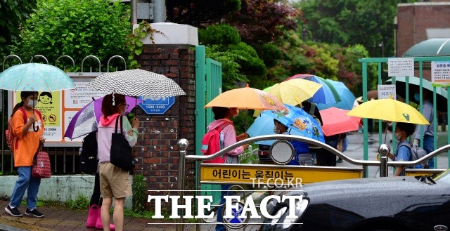 태풍 ‘힌남노’가 북상하면서 내일(6일) 서울 지역 유치원과 초·중학교 등교가 전면 중단된다./더팩트DB