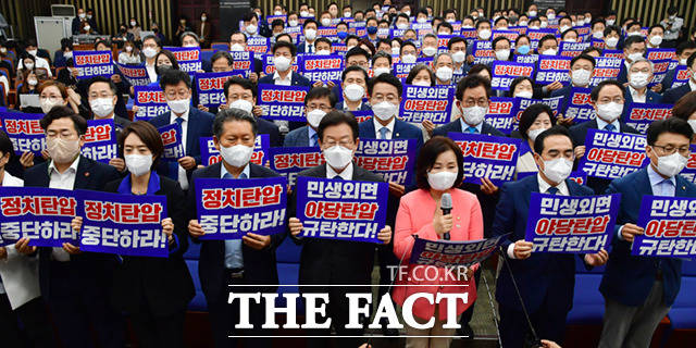 더불어민주당 이재명 대표, 박홍근 원내대표 등 의원들이 5일 서울 여의도 국회에서 열린 비상 의원총회에서 윤석열정권의 정치탄압에 대한 성명서를 발표하며 규탄 구호를 외치고 있다. /이새롬 기자