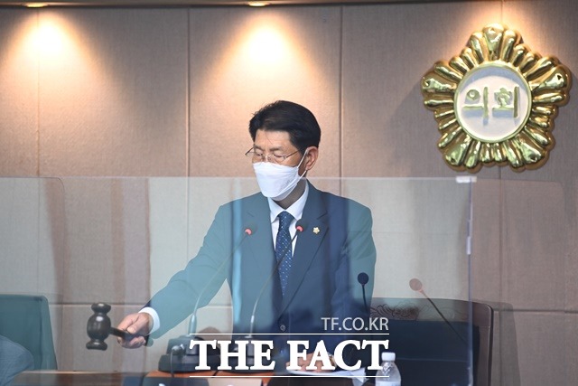 김홍태 대전 대덕구의장이 의사봉을 두드리고 있다. / 대덕구의회 제공