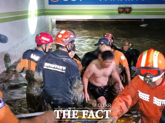 제11호 태풍 힌남노의 영향으로 침수된 경북 포항의 한 아파트 지하 주차장에서 차를 빼러 갔다가 실종된 7명 가운데 2명이 살아서 구조됐다. /경북소방본부 제공