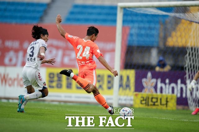 강원 김진호(오른쪽)가 8월 5경기에서 맹활약을 펼쳐 K리그 레모나 이달의 영플레이어상을 수상했다./K리그 제공