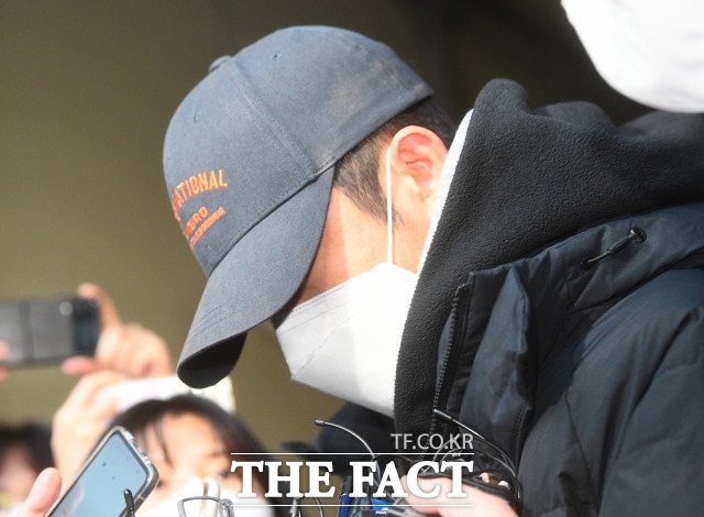 계양전기에서 근무하며 회사 자금을 빼돌린 혐의를 받고 있는 김모 씨가 2월 25일 오전 서울 강남구 수서경찰서에서 검찰로 송치되고 있다. /이동률 기자
