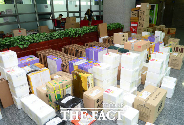 추석을 열흘 앞둔 5일 오후 서울 여의도 국회의사당 의원회관 택배 보관소에 각 의원실로 배달되는 박스들이 쌓여 있다. /배정한 기자