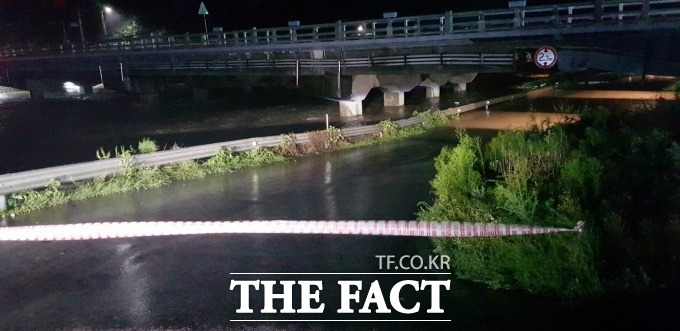 6일 새벽 태풍 힌남노 내습으로 강변로 유림지하차도가 침수하자 경주시가 통행을 차단하고 있다/경주시 제공