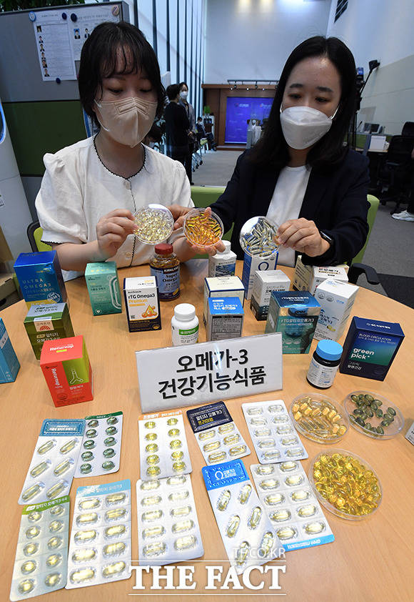 한국소비자원이 6일 오전 세종시 정부세종청사에서 오메가-3 비교정보 생간 결과를 발표하며 해당 제품을 살펴보고 있다. /임영무 기자