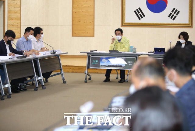 강진원 군수는 신설팀 및 역점시책 추진팀 업무 보고회에서 당부 말씀을 전하고 있다/강진군 제공