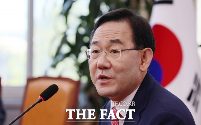 주호영 국민의힘 전 비대위원장이 6일 국회에서 비대위원장직 거부 의사를 밝히는 기자회견을 갖고 있다. /이새롬 기자