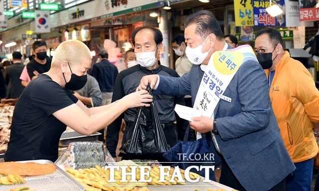 김경일 파주시장은 6일 추석을 앞두고 전통시장을 찾아 상인들을 격려하고 시민들과 인사를 나눴다./파주시 제공