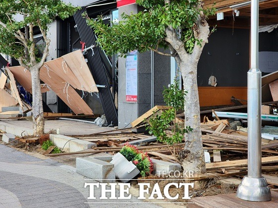 제11호 태풍 힌남노가 지나간 6일 부산 해운대구 마린시티 인근 가게의 처참한 모습. /부산=김신은 기자.