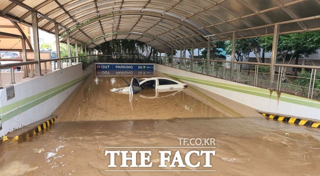 포항 남구 인덕동의 한 아파트 지하주차장에 간 주민 7명이 실종됐다. 인덕동 아파트 지하주차장/경북소방본부 제공