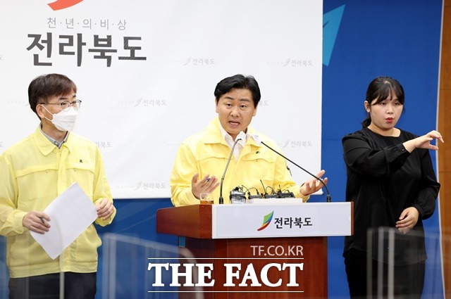김관영 지사는 취임 직후인 지난 7월8일 ‘윤석열 대통령-17개 시·도지사 간담회’ 자리에서 지방인구 감소 해소 등을 위해 ‘인구 10% 범위 내 이민 비자 추천 권한을 단체장에게 부여해 달라’는 방안을 대통령에게 직접 건의했다.