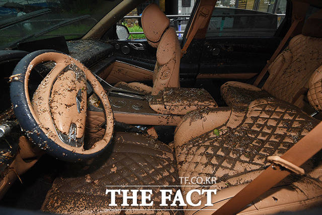 지난달 8일 중부지방 폭우 사태로 인해 침수된 차량의 내부가 엉망이 된 모습. /박헌우 기자