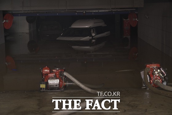 경북 포항의 한 아파트 지하 주차장에서 실종된 7명 중 1명이 구조됐다. /경북소방본부 제공