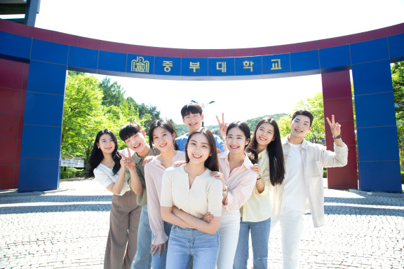 중부대학교가 2023학년도 신입생 1770명 중 1691명을 수시로 모집한다. / 중부대 국제캠퍼스 교문
