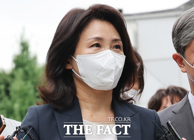 이재명 더불어민주당 의원(인천 계양을)의 배우자 김혜경 씨가 지난달 23일 오후 경기 수원시 장안구 경기남부경찰청에 법인카드 유용 의혹 관련 조사를 받기 위해 출석하고 있다. /수원=박헌우 인턴기자