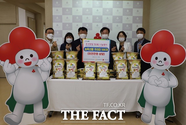 이종욱 충남세종농협본부장(오른쪽 세번째)은 정영회 충남사회복지공동모금회 사무처장(왼쪽 세번째)에게 농축산물 꾸러미 500개를 전달했다. / 충남세종농협 제공