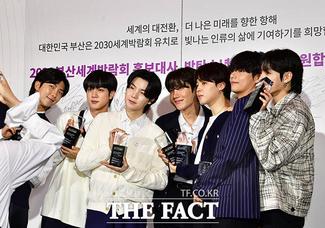 부산 엑스포 홍보대사에 위촉된 방탄소년단...세계를 넘어 부산으로!