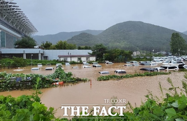 태풍 힌남노가 동해안 지역을 강타하며 포항이 물바다가 되며 각종 피해가 잇따랐다./독자제공