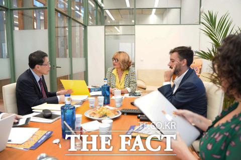 왼쪽부터 이형종 대사와 에밀리아 세계사무국 사무총장 / 대전시 제공