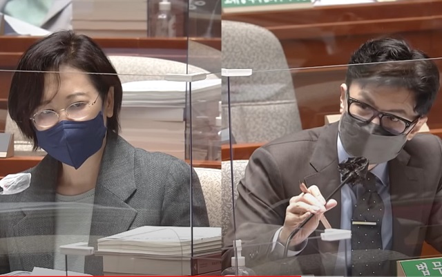 5일 이수진 더불어민주당 의원과 한동훈 법무부 장관의 국회 예산결산특별위원회 질의가 온라인에서 화제다. 누리꾼들은 이 의원의 부정확한 발음과 호통에 취권수진 등 조롱과 비판을 쏟아내고 있다. /국회방송 갈무리